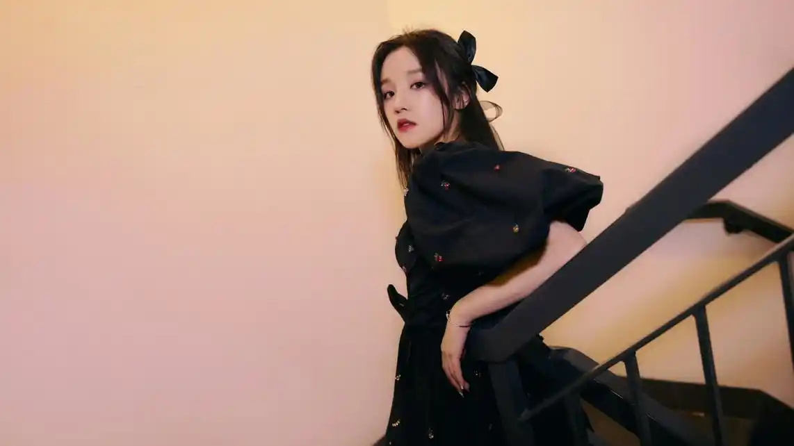 宋雨琦黑色裙子扶梯4k美女壁纸