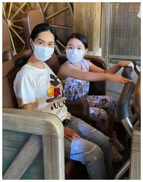 朱茵女儿共享时光,刘嘉玲解答丁克争议:规划与梁朝伟对话._生活_人生