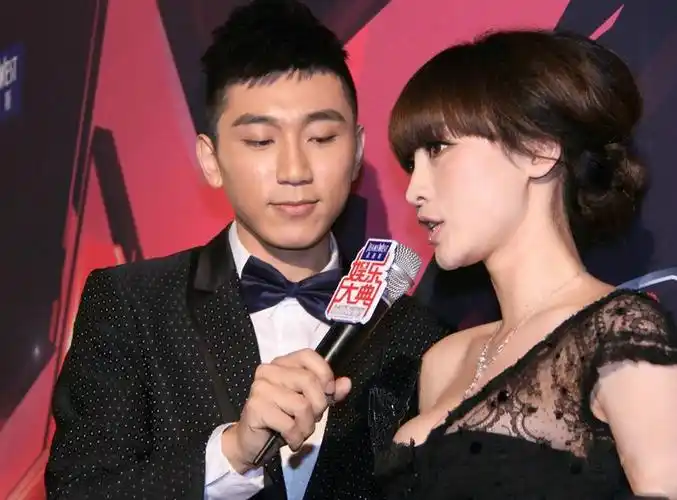 柳岩性感亮相频遭偷瞄 杜海涛包贝尔在列(2)_大陆星闻_明星-超级明星