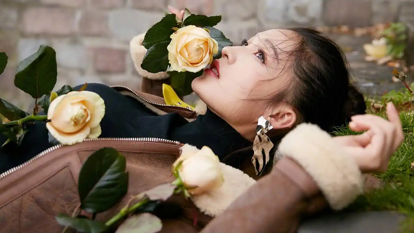 美女演员名星李沁桌面壁纸