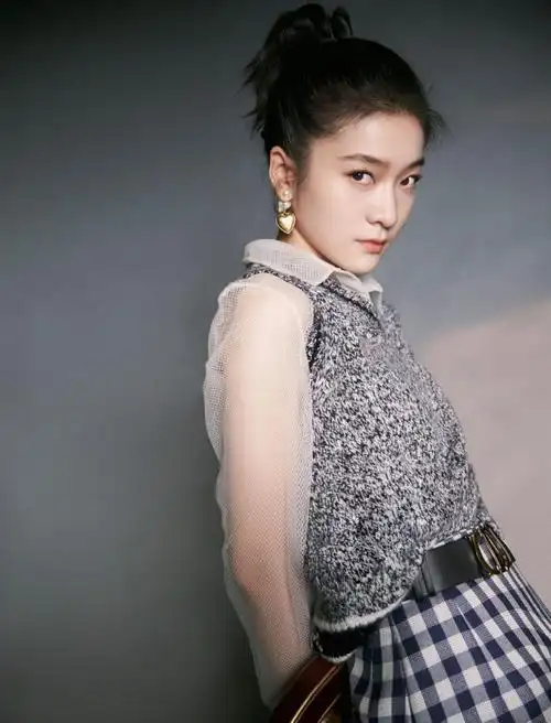 张雪迎国民度越来越高短发搭配格子毛衫超好看温柔风采惹人羡