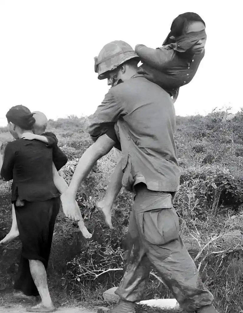 1971年,一名北越女兵员工不幸被美军俘虏击毙.