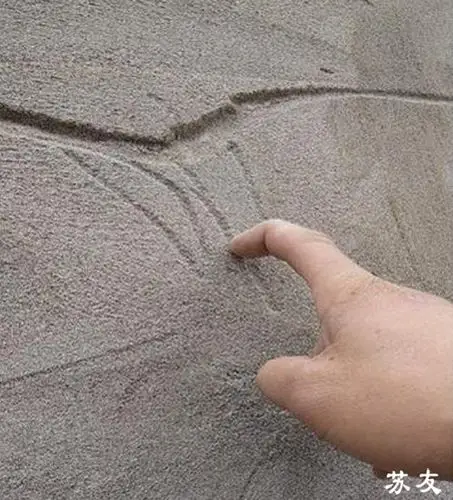 为什么才完成不久抹灰墙面起砂,搓砂墙面松散,抹灰砂浆强度不足-治沙