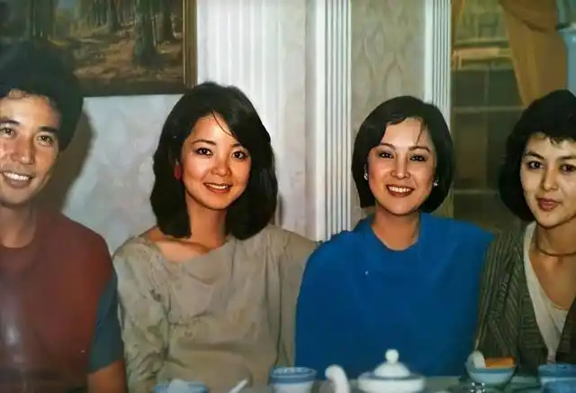 邓丽君不是绝色美人,但和关之琳合照一点不输,脸跟青霞差不多大