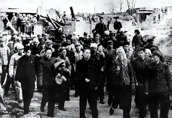 1966年邢台地震周总理乘机赶往灾区途中罕见发火赶快下去