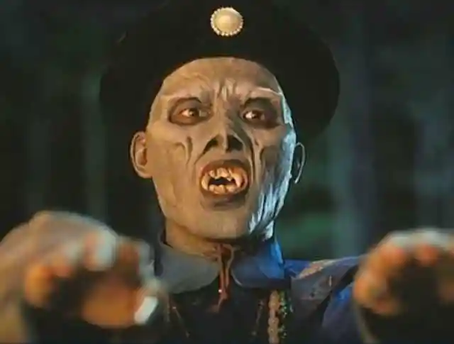 为什么港片僵尸都要穿清朝官服为什么跳着走