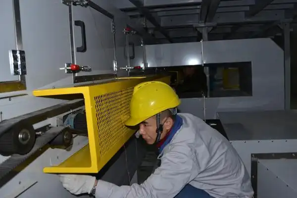 工人正在安装设备