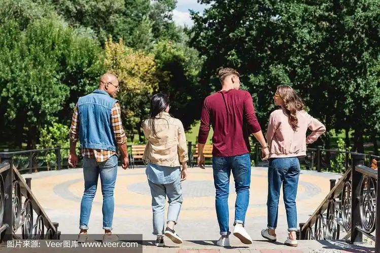 多元文化的一群朋友在公园散步的背影