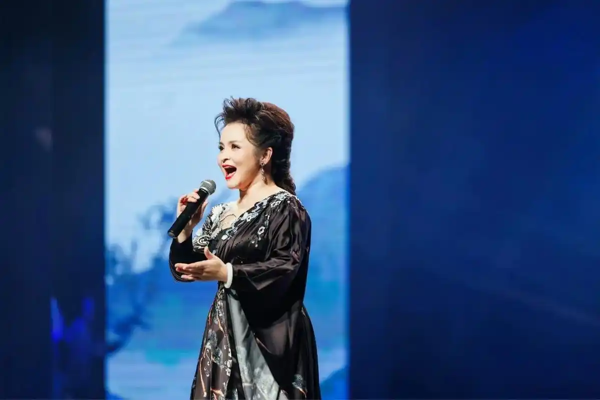 吴碧霞女神太美了,歌声超级无敌赞! 四舍五入算是合照了吧!抬 - 抖音