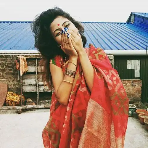 拥有一双罕见的橄榄绿双瞳让这位印度女孩意外登上全球热搜