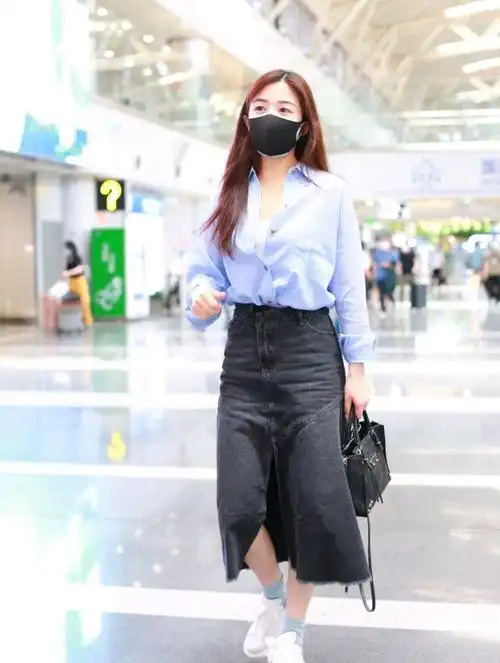 张含韵的机场look很抢眼,淡蓝色衬衫配牛仔半身裙,清爽又时髦_造型