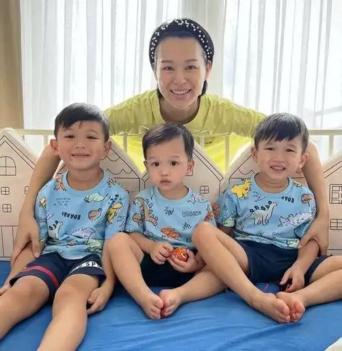 胡杏儿这个比孩子还幸福的妈妈,近日在社交媒体上晒出了一张三个孩子