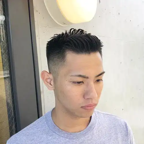 最受欢迎两侧铲青渐变发型男生剪了马上变帅