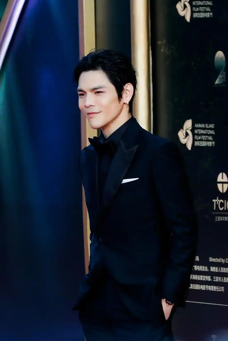 功夫演员向佐身着黑色精纺羊毛塔士多礼服,亮相海南岛国际电影节开幕