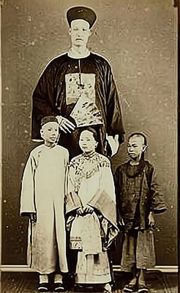 詹世钗,有记载世界上最高的人.他的身高竟有十尺三寸(约3.19米).