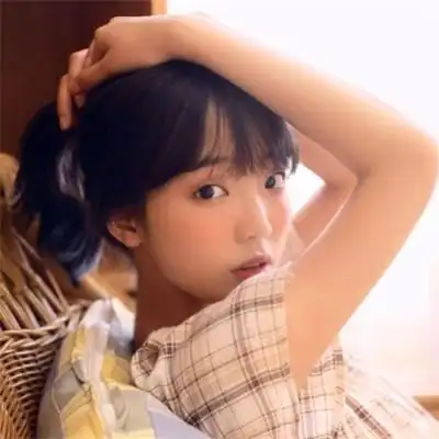 清新阳光且干净的女生头像图片