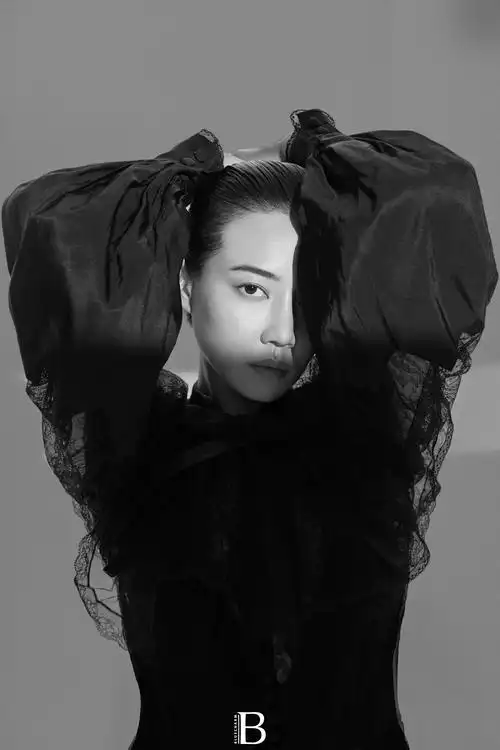 谭卓身披烈火红再登封面主演烈火英雄票房近15亿