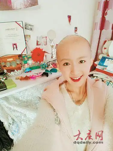 "光头美女"安然走红网络美艳私照曝光 被张卫健摸头