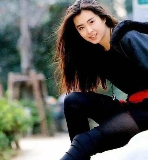 原创28年前王祖贤登台唱歌,身材微胖依然美,刘德华张学友亲自送花