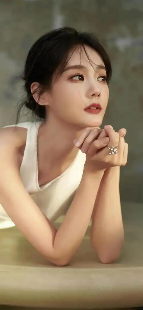 李一桐裙装写真大揭秘:如何穿出女神范儿的秘密武器!