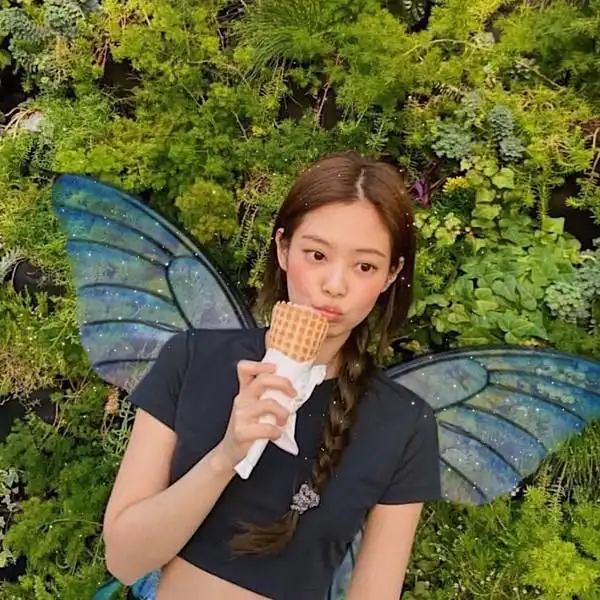 jennie 也尝试过不同位置的双马尾编发,编发开始的位置不同,风格也不