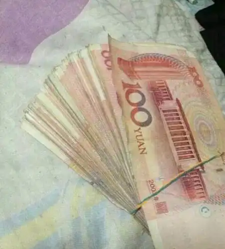 因为他在第一次见面就给了我们一万块钱,他肯定想要我们同意你们,但是