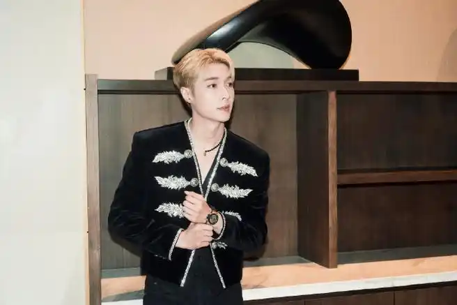 230926| 张艺兴工作室更新微博音乐盛典图片4p星途璀璨,青云直上,风从