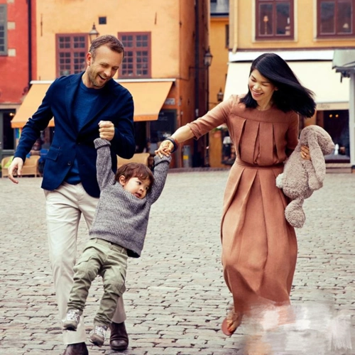 事业的成功自然也给吕燕的人生带来了翻天覆地的变化.