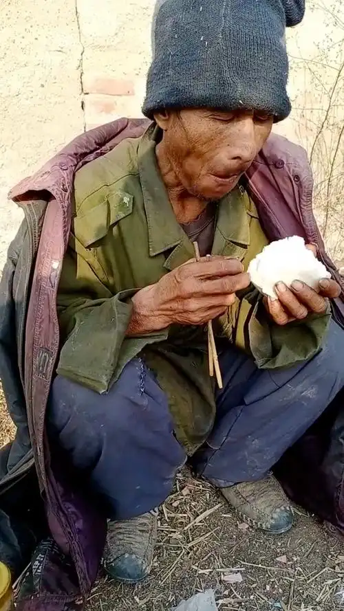 看他可怜干给他一个馒头他都吃的特别香