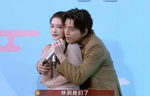 拍摄之后,据现场人员透露,他把李沁嘴边的粉底液全都蹭到他脸上了,可