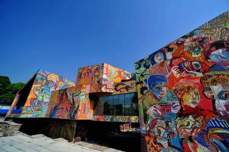 罗中立美术馆,外墙全部用碎瓷片拼贴而成.