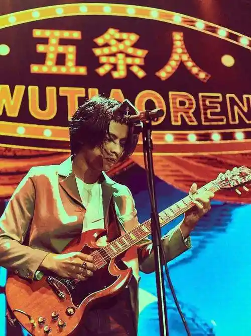 五条人是一支极具魅力的民谣乐队,他们曾为我们带来许多经典的民谣