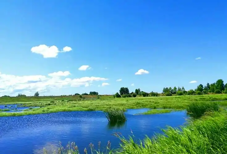 青山绿水画抚远,碧水蓝天图东极.