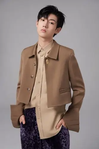 杜天宇轻熟风质感大片曝光,时尚表现力满分_青春