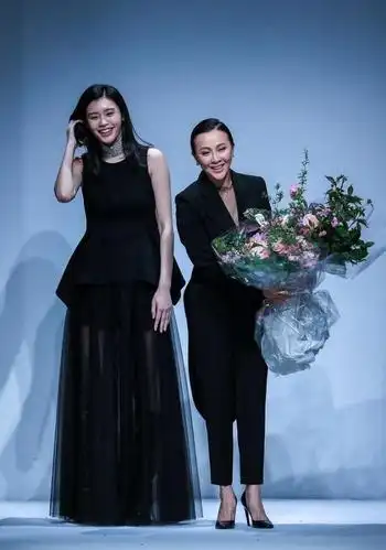 刘嘉玲真的年过半百了吗?同款超模奚梦瑶,个子不够气场也不输