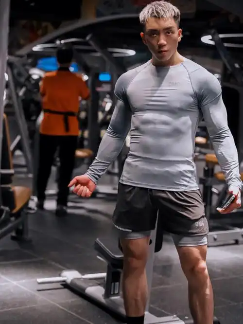 男生健身穿搭今日份是健身灰太狼君