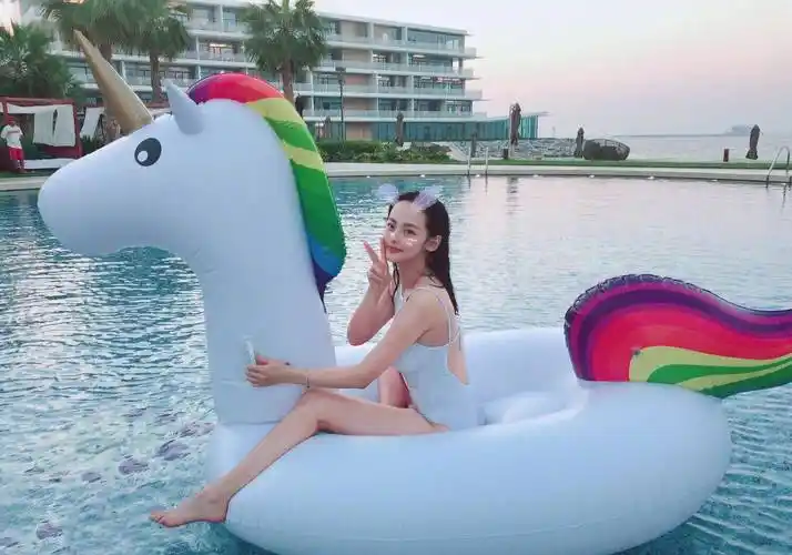 原创张嘉倪长裙高叉开到腰美腿裸足高跟诱惑迷人网友简直是妖精