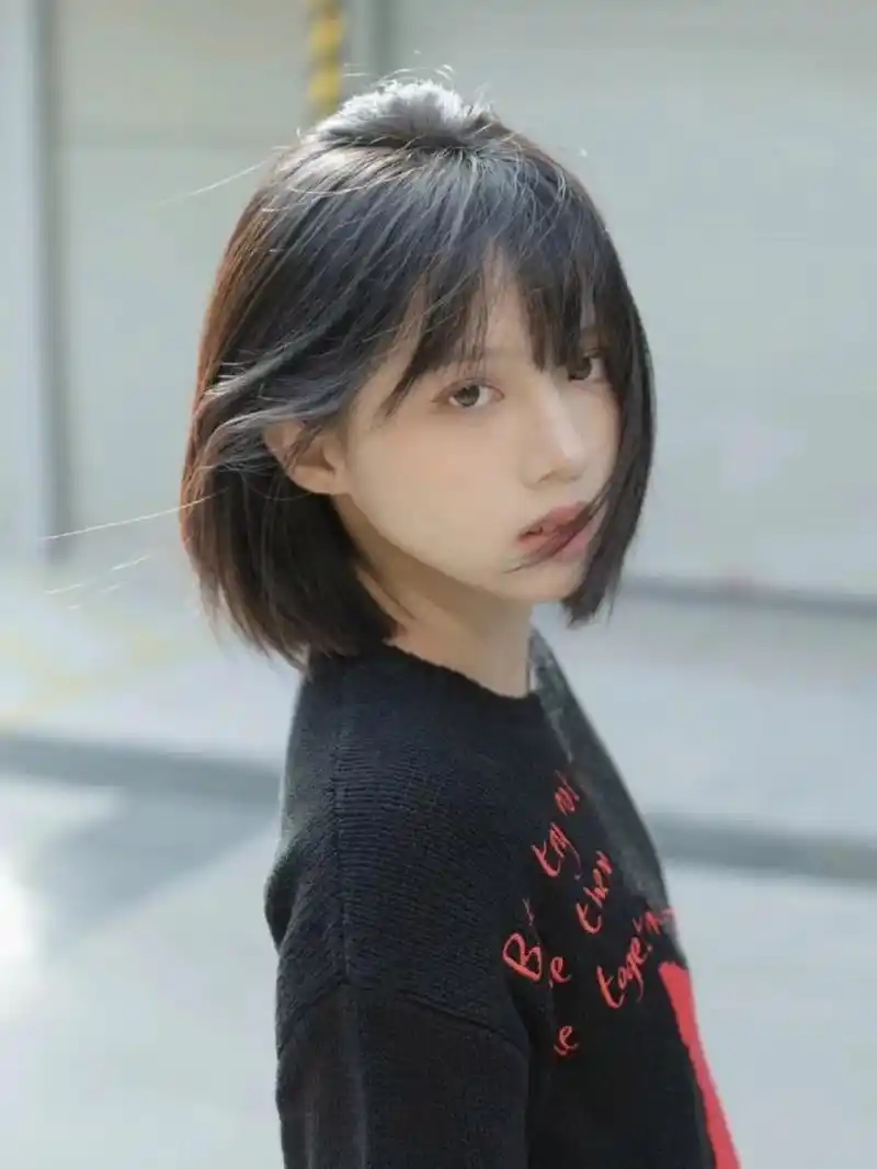 初恋头长什么样子?直发波波头搭配齐眉刘海,越看越心动