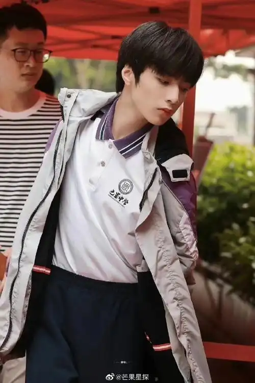 刘耀文校服侧颜照