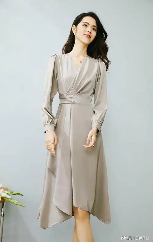 这条连衣裙好看,搭配上高级的香槟色,不管在什么时候都优雅从容|裙子