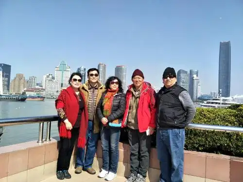 5人合影在上海外滩.