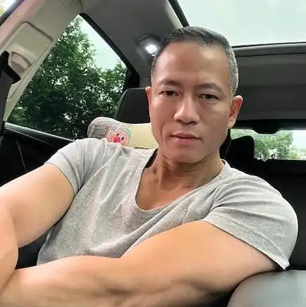 50岁男人有油腻感的原因:要么头发太直,要么太卷,难怪俗气显老