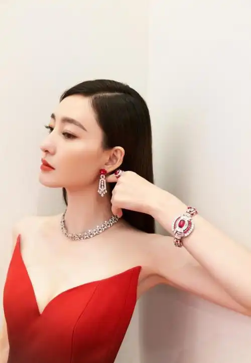 王丽坤宝格丽活动造型写真华美绽放红裙珠宝高贵优雅光彩照人