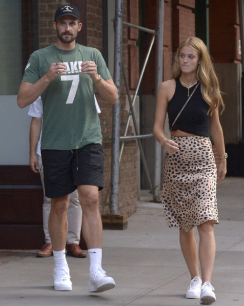 原创乐福逛街被拍,模特女友紧相随,最萌身高差引人注目!