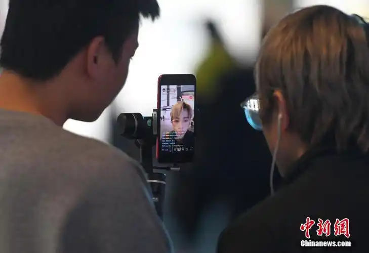 随着人气不断增加,越来越多的网络主播选择在步行街进行户外直播