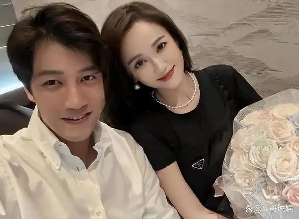 44岁陈乔恩结婚1周年!小9岁富豪丈夫送花,喝酒庆祝不急生娃