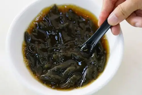 还有一种口味:姜糖鸡屎藤,是用姜和红糖,与鸡屎藤仔一起煮.