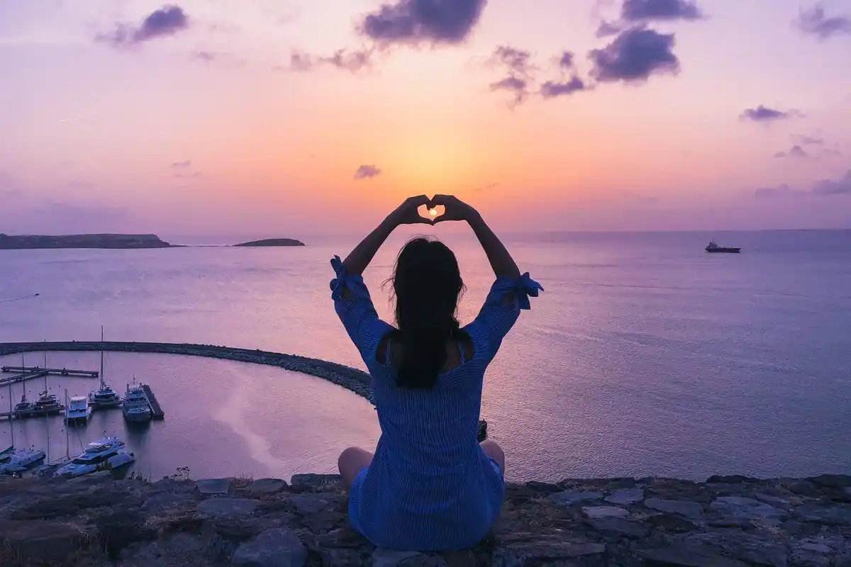 阳光下的长发欧洲美女气质写真