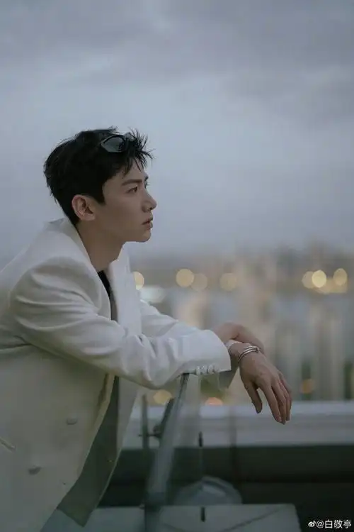 精致的五官是今晚的做梦素材,下次见@白敬亭#白敬亭夜幕天台大片