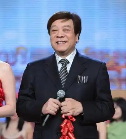 图赵忠祥的年龄多大近日现身春晚彩排受热捧